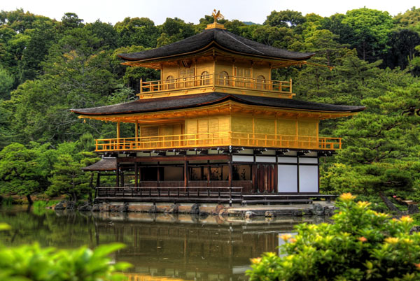 kinkaku-goldener-tempel-ajoure-travel