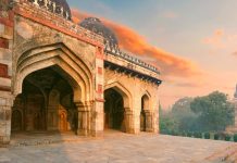 Bada Gumbad und Sheesh Gumbad Komplex