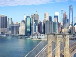 New York City Manhattan Skyline und Brooklyn Bridge