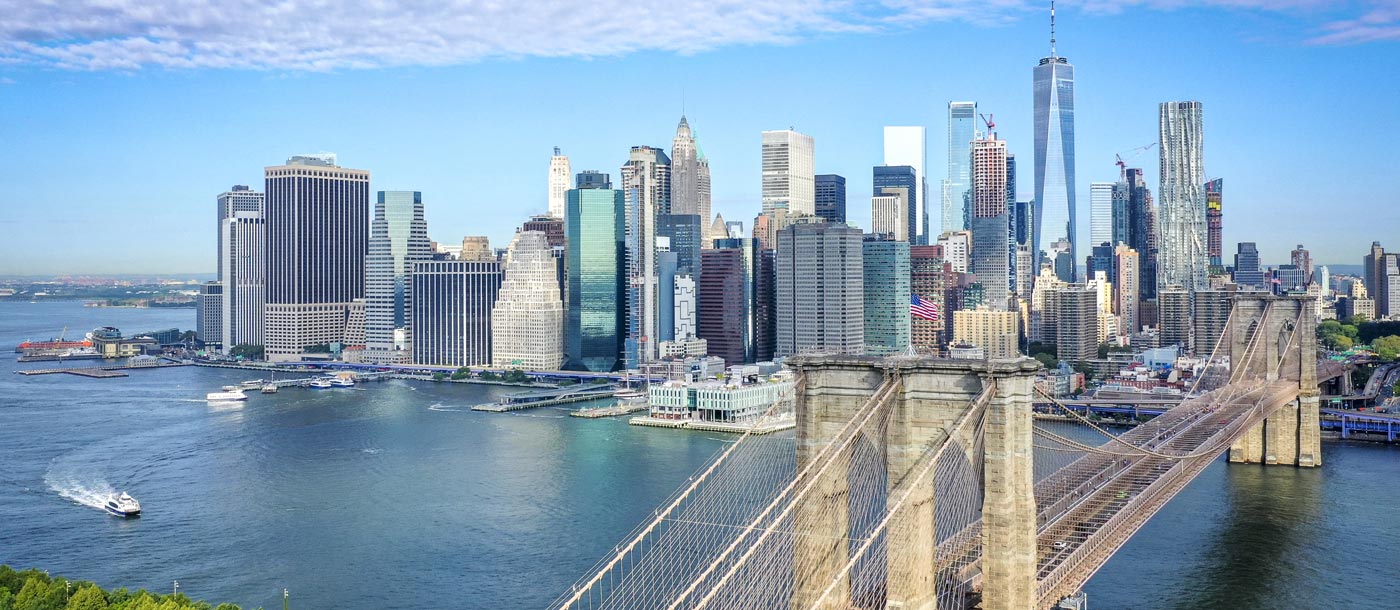 New York City Manhattan Skyline und Brooklyn Bridge