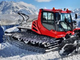 Schneeraupe Pistenraube Alpen Tiefschnee