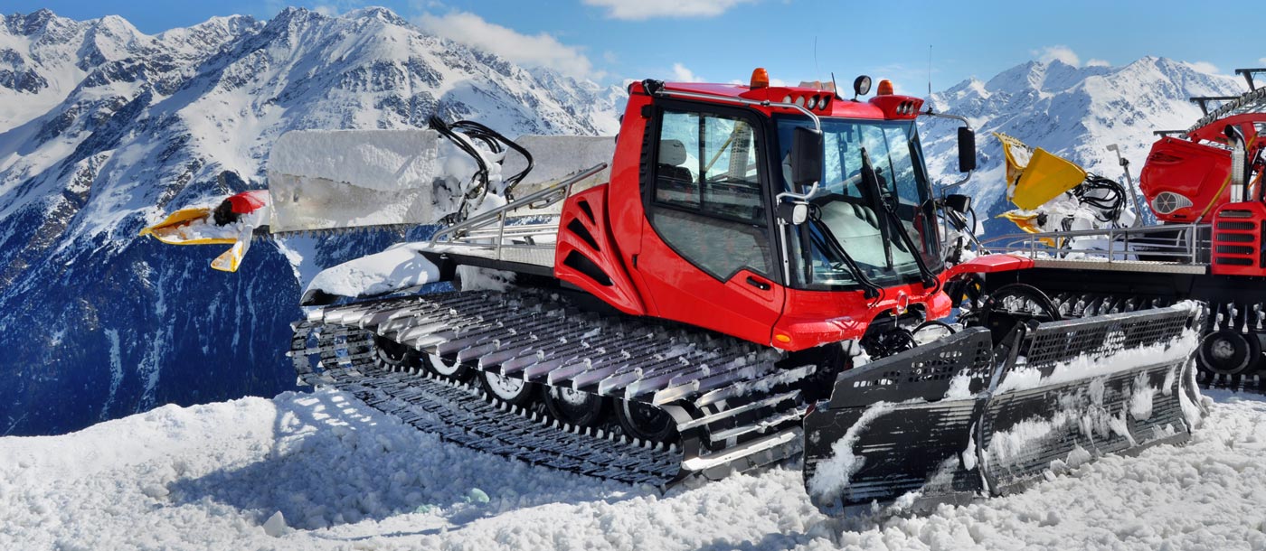 Schneeraupe Pistenraube Alpen Tiefschnee