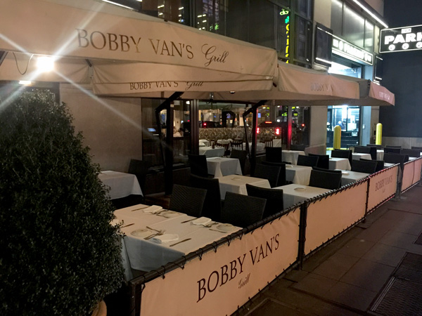 Bobby-Vans-Steakhouse-Eingang-ajoure-travel