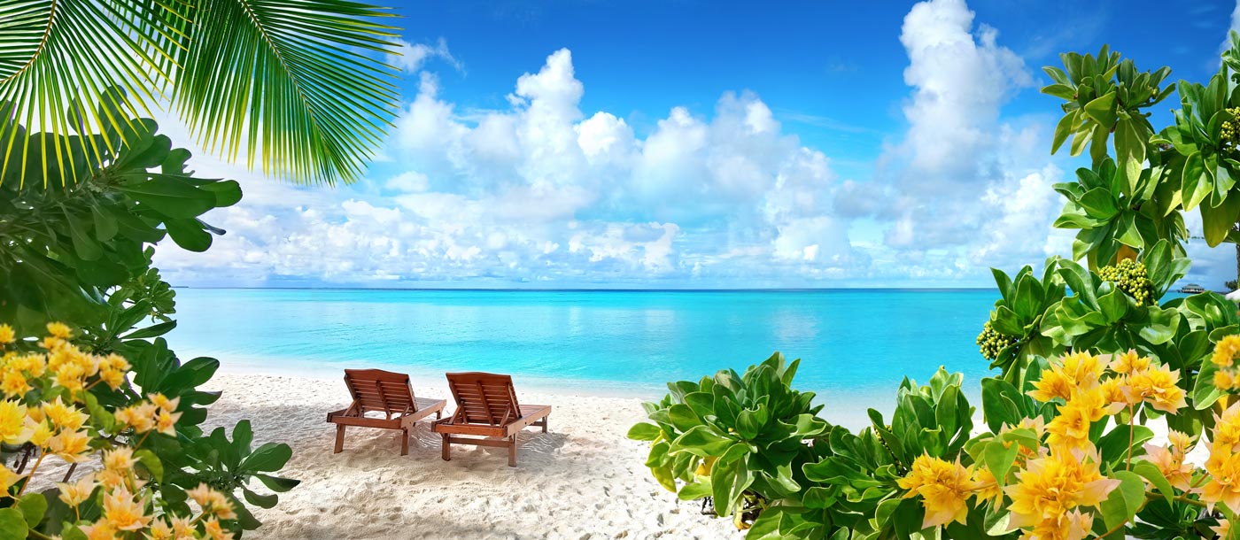 Sonnenliegen am Strand werden reserviert