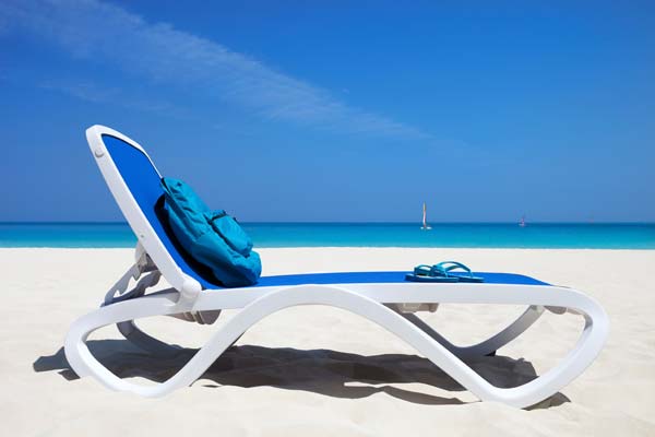 Liege-reserviert-Strand-ajoure-travel