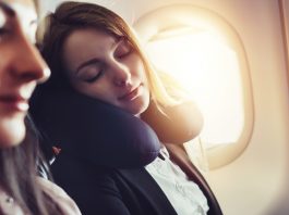 8 Tipps für einen erholsamen Schlaf im Flugzeug