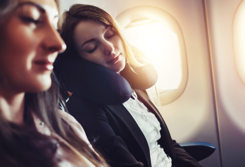 8 Tipps für einen erholsamen Schlaf im Flugzeug