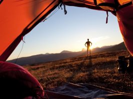 Campingausrüstung Zelt und Schlafsack