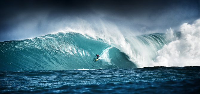 Surfer und brechende Welle