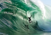 Surfer mit Riesenwelle