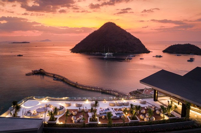 Rooftop Bar UNIQUE AYANA Komodo Resort Waecicu Beach