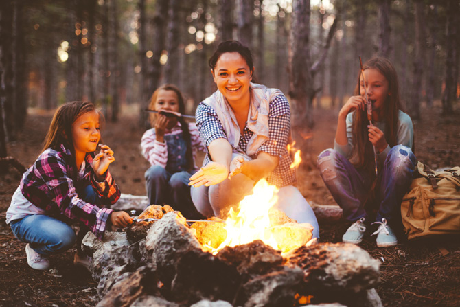 Familienausflug zelten im Wald