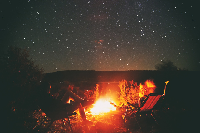 Lagerfeuer am See bei Nacht