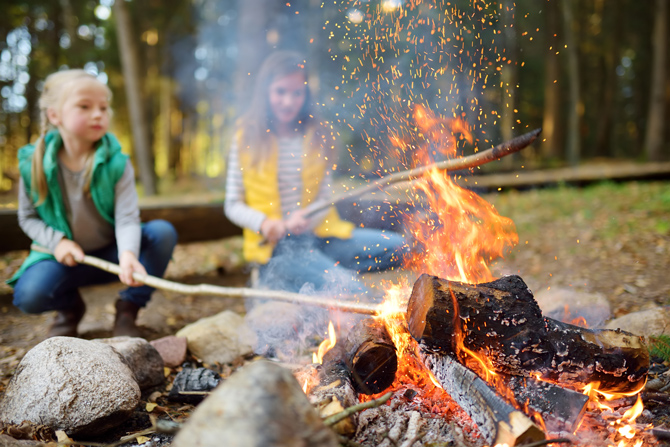 Kinder grillen Marshmallows