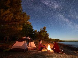 Paar mit Zelt am See