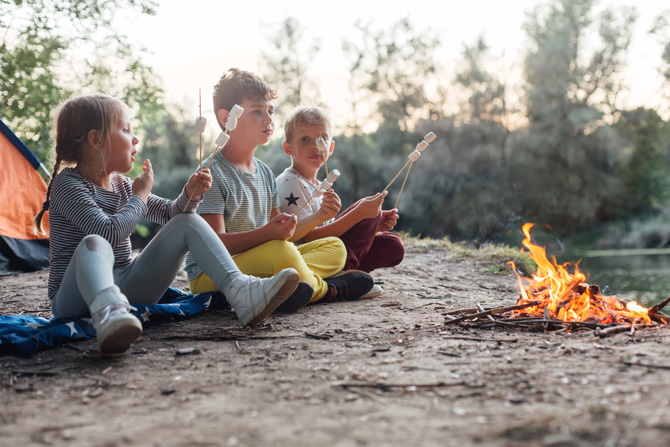 Kinder am Lagerfeuer