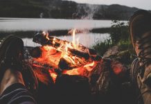 Lagerfeuer am See in Schweden