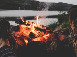 Lagerfeuer am See in Schweden