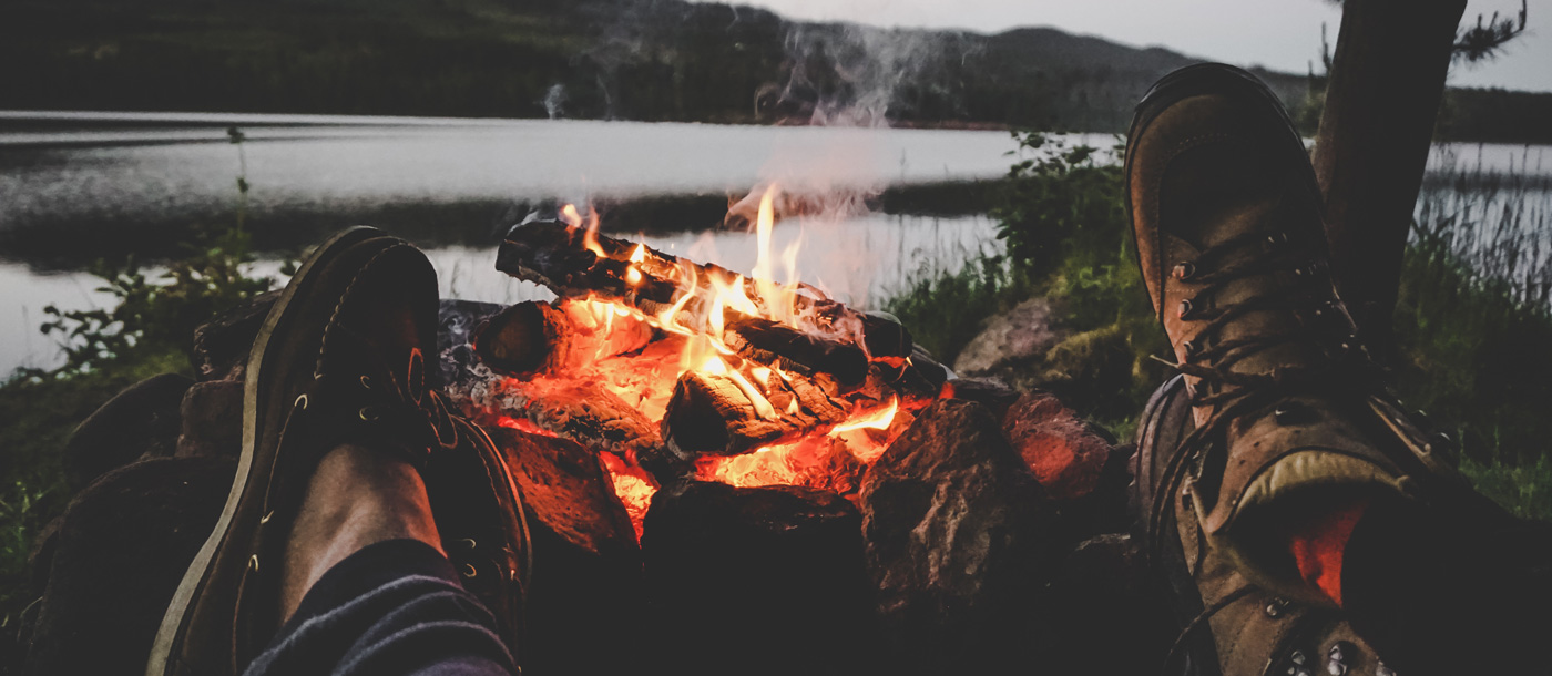 Lagerfeuer am See in Schweden