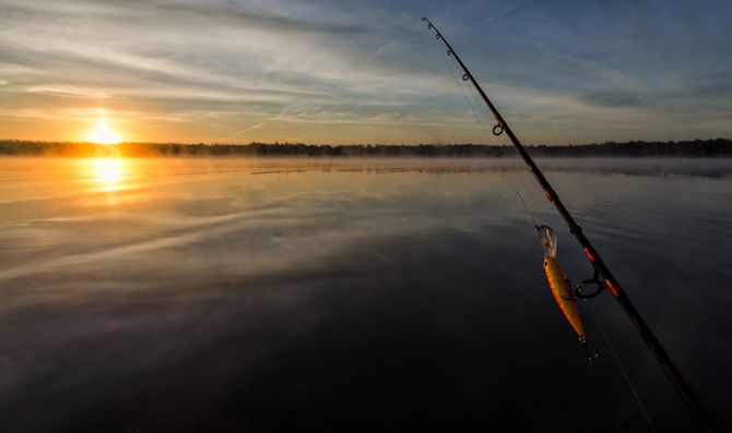 Sonnenuntergang beim Fischen in Schweden am See