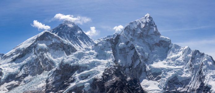 Mt-Everest-und-Nuptse-AdobeStock_159375554-mzabarovsky Himalaya Gebierge