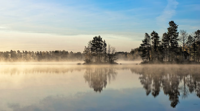 Schwedens Seen im Morgengrauen mit Nebel