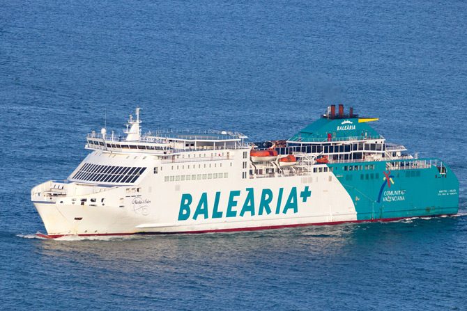 Fähre Balearia im Mittelmeer