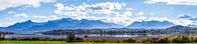 Panorama am Chiemsee mit den Alpen