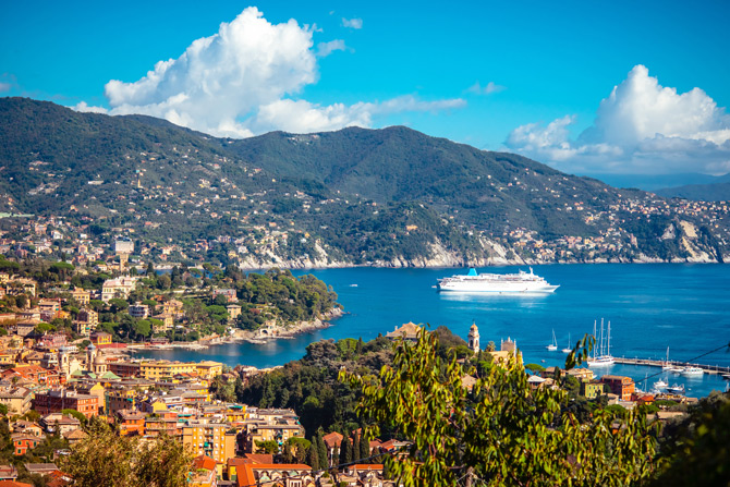 Die Ligurische Küste mit Kreuzfahrtschiff