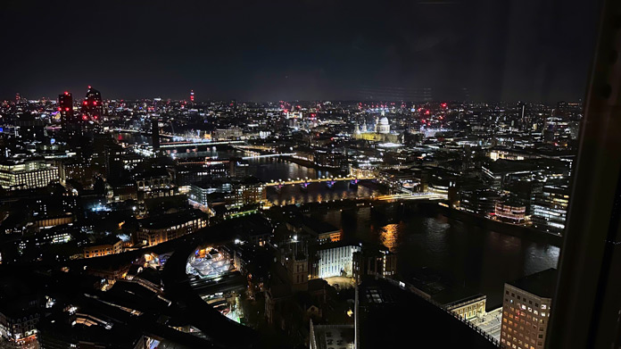 Shangri-La Hotel Aussicht bei Nacht