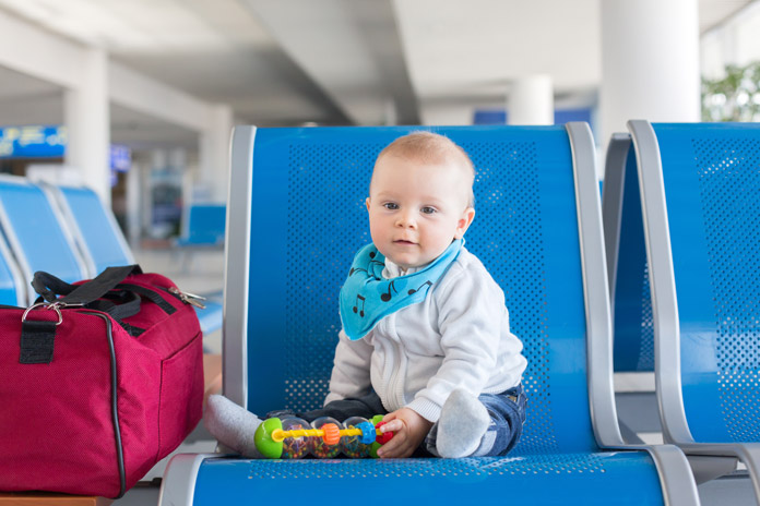 am Flughafen mit Baby