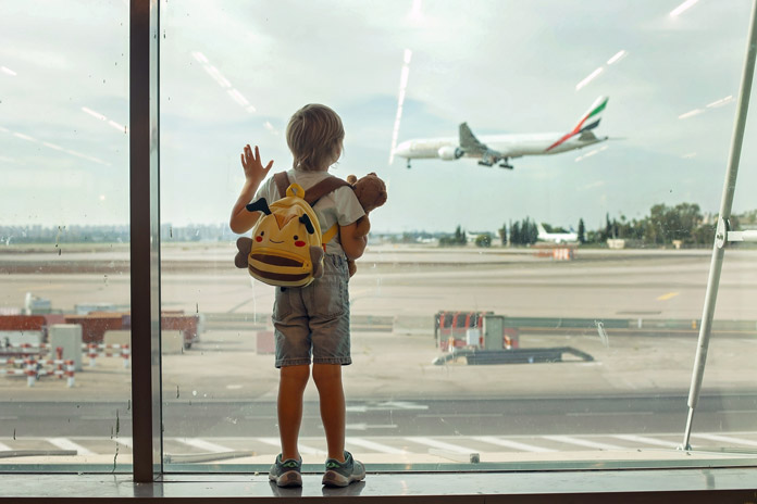 am Flughafen mit Kleinkind