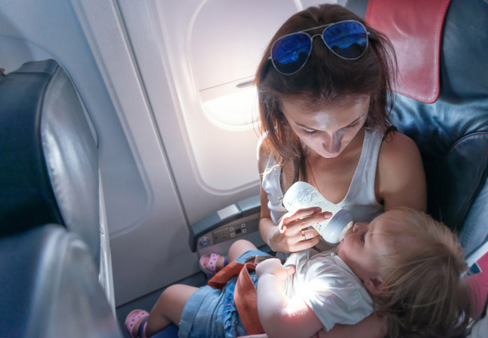 Baby im Flugzeug fuettern