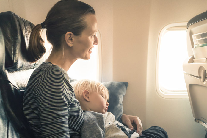 Baby schläft im Flugzeug