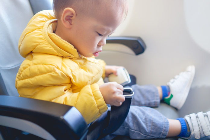 Kleinkind im Flugzeug anschnallen