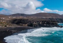 schwarzer Sandstrand auf Fuerteventura