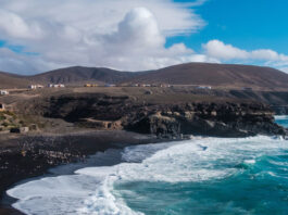 schwarzer Sandstrand auf Fuerteventura