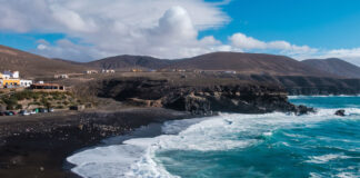 schwarzer Sandstrand auf Fuerteventura
