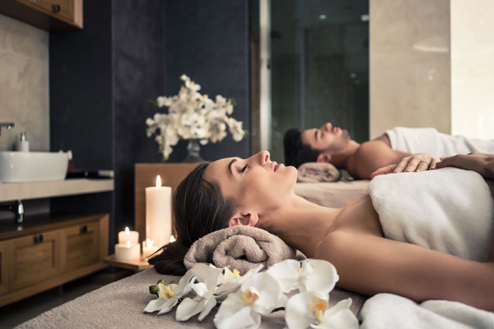 Frau und Mann liegen auf Massageliegen in einem der empfohlenen Wellness-Hotels