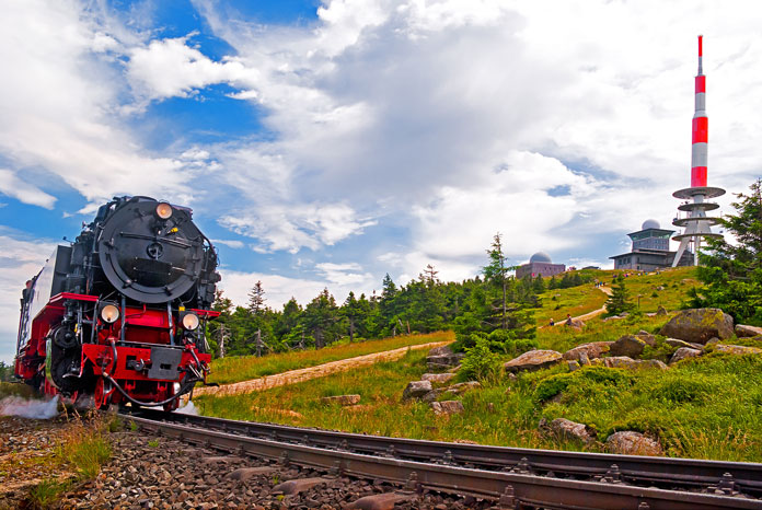 Der Brocken im Harz mit Brockenbahn und Gipfel 