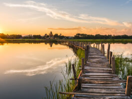 Holzbrücke am See