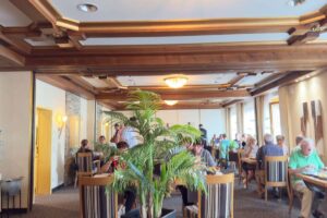Frühstücksraum im Hotel Winzerhof mit lautem, kantinenähnlichem Ambiente
