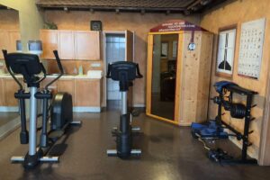 Fitnessraum mit Ergometern und Infrarot-Gesundheitskabine im Hotel Winzerhof