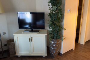 Veralteter Röhrenfernseher aus 2011 im Gästezimmer des Ringhotel Winzerhof