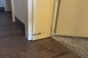 Abgeplatzter Türrahmen und abgenutzte Zimmerausstattung im Hotel Winzerhof Rauenberg