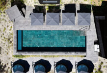 Naturhotel Fischerwirt – Luxus trifft Natur im Salzkammergut WaldSPA Infinity-Pool.