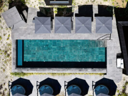 Naturhotel Fischerwirt – Luxus trifft Natur im Salzkammergut WaldSPA Infinity-Pool.