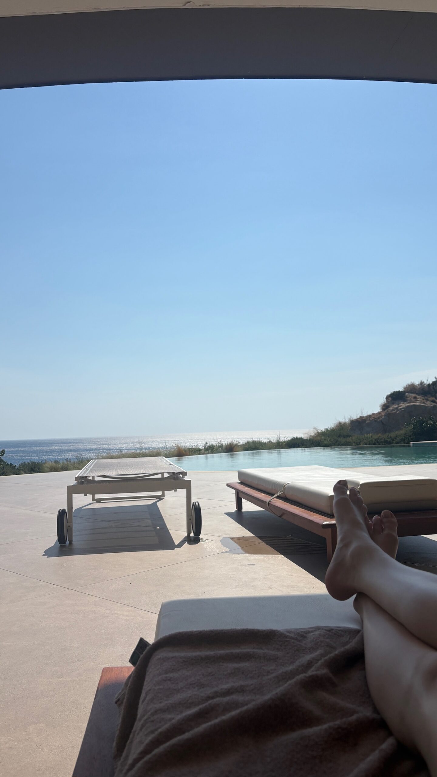 Blick von einer Sonnenliege über den Pool zum Meer im ROBINSON Ierapetra.