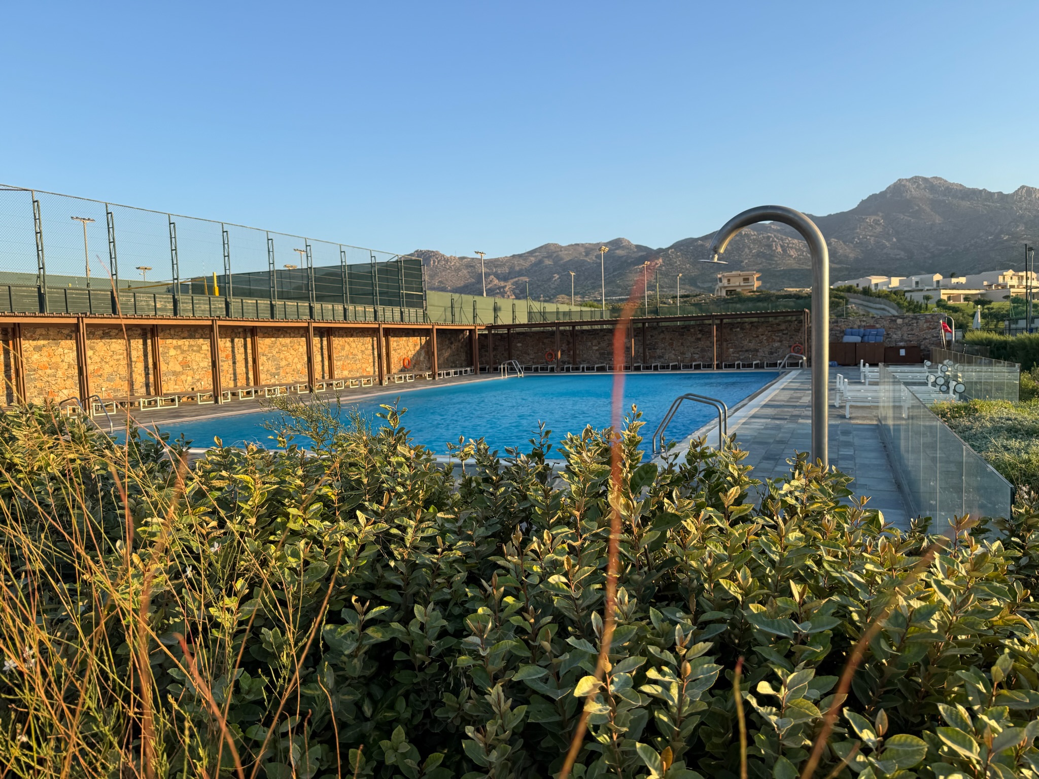 Sportpool im ROBINSON Ierapetra vor Sportplätzen und den Bergen Kretas.