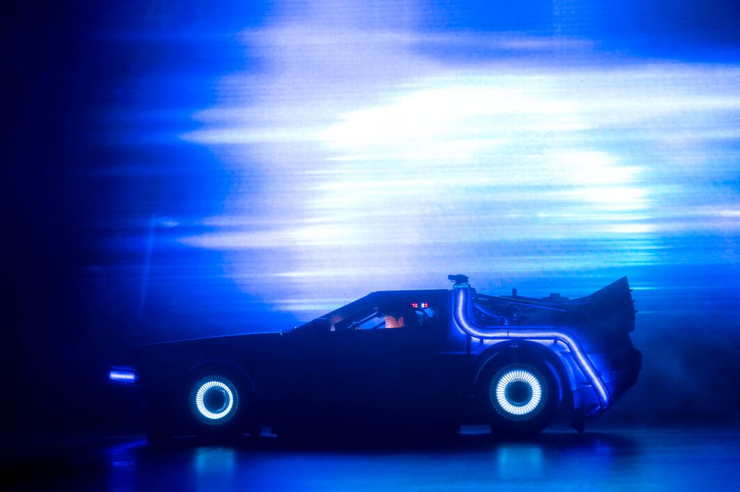 Raphael Groß als Marty McFly im DeLorean bei der Zeitreise im Musical Zurück in die Zukunft in Hamburg